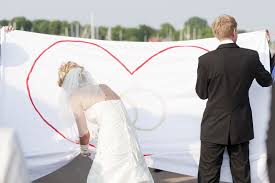 Stellt eure vorzüge in den vordergrund.notfallkörbchen zur hochzeit. Das Hochzeitsherz Das Klassische Hochzeitsspiel Hochzeit Hochzeit Spiele Herz Hochzeit