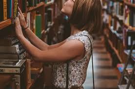 Il la suivait partout, il lui achetait des téléphones pour communiquer en ce n'est qu'en en parlant avec sa mère qu'elle a pris conscience que cette relation n'avait rien de normal. Amoureuse De Ma Prof L Histoire D Une Adolescente Au College