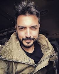 Aslen gümüşhaneli olan güney, 14 yaşına kadar trabzon'da yaşadıktan sonra ailesiyle birlikte londra'ya taşınmıştır. Yusuf Guney Hadi Askim Yorgan Yakalim Tekst