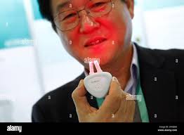 Las Vegas, États-Unis. Jan 7, 2020. Yongho Kim de Corée du Sud affiche son  soulagement portable invention, le KoRhina au cours de l'International CES  2020, au Sands Convention Center à Las Vegas,