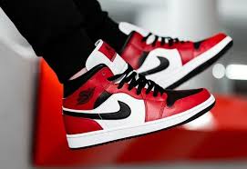 Air Jordan 1 Mid Chicago 554724 069 Red White In 2020 Air Jordans Retro Jordans Sneakers Outfit Air Jordans