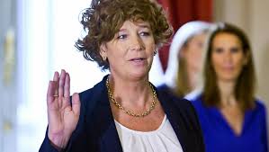 In dit openhartige boek kijkt de befaamde gynaecologe terugop de bepalende momenten in haar leven. Vicepremier Petra De Sutter Over Boeddhisme En Politiek Bodhi