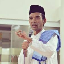 Ya kurang lebih 40th usia beliau saat ini. Ya Allah Uas Cerai