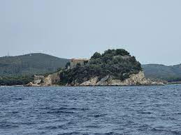 Dimanche, calme et grand soleil sur le fort de brégançon, c'est l'heure du déjeuner en plein air. Fort De Bregancon