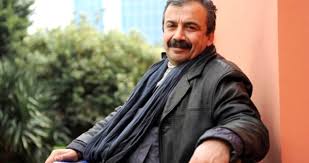 Sırrı süreyya önder kimdir, senaristlik, yönetmenlik, sinema oyunculuğu, müzik yapımcılığı ve ulusal basında köşe yazarlığı yaptı. Sirri Sureyya Onder Kimdir Sirri Sureyya Onder Biyografi