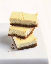 Un cheesecake sans cuisson sur une base de spéculoos et de fromage blanc de chèvre, nappé d'une compotée de rhubarbe. Recette Cheesecake Aux Speculoos Marie Claire