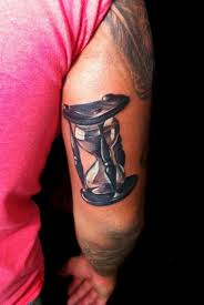Sanduhren als tattoo motive stehen für zeit, leben und tod und vergänglichkeit des. Sanduhr Tattoo Bedeutung Und Tattoos Ideen Zur Uhr Des Lebens