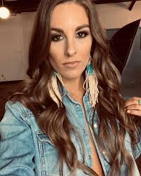 Tara Thompson's Instagram, Twitter & Facebook