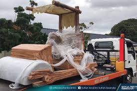 Baginda tiba pada jam 9 pagi dengan diiringi permaisuri johor raja zarith sofiah sultan idris shah. See The Johor Sultan S Epic Flintstone S House The Edge Markets