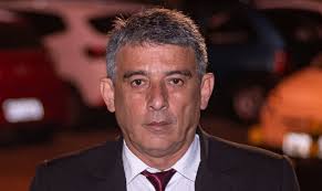 Uma fábula sobre a insanidade do governo e a passividade do povo. Alguma  semelhança?