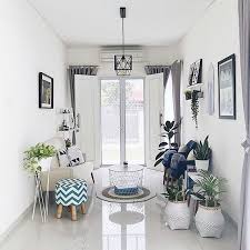Pemilihan desain dan furniture kamar mandi juga harus disesuaikan dengan luas ruangan yang ada. Dekorasi Ruang Tamu Sempit Memanjang Sederhana Rumahtopia Com Desainer Interior Indonesia