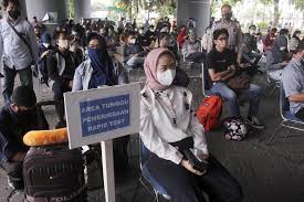 Antrean Rapid Test Antigen Di Stasiun Gambir