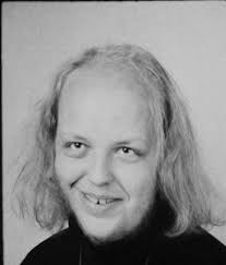 Laddar upp ett kollage av bilder på en ung och (relativt) oförstörd Freddie  Wadling (hämtade från dokumentären)