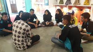Communicating yaitu menjalin komunikasi dua arah antara sekolah dengan orang tua dan sekolah dengan masyarakat sekitar sekolah. Terbaik Pertanyaan Diskusi Tentang Hubungan Sekolah Dengan Masyarakat Paling Heboh