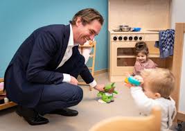De grote betrokkenheid van koningin máxima, die zich al jaren inzet voor bas van 't wout (vvd) beantwoordde @bvantwout : Bas Van T Wout On Twitter Vandaag Ging Ik Langs Bij Een Kinderdagopvang Die Noodopvang Verzorgt Voor Kinderen Van Ouders Met Cruciale Beroepen En Kwetsbare Kinderen Zo Kunnen Onze Vitale Sectoren Blijven