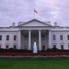 Der erste präsident der vereinigten staaten, george washington, gab den bau in auftrag und bestimmte zusammen mit stadtplaner pierre l'enfant auch die lage des neubaus. Leben Im Weissen Haus Panorama