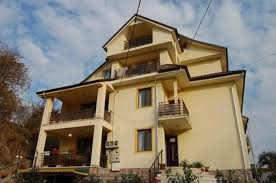 Restaurantul nostru modern pune la dispozitia turistilor 100 de locuri la mese, un bar complet aprovizionat, semineu functional si ferestre panoramice pentru admirarea peisajelor inconjuratoare. Book Now Steaua Nordului Targu Neamt Get The Best Room