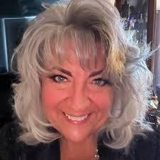 Robin Hoey's Instagram, Twitter & Facebook