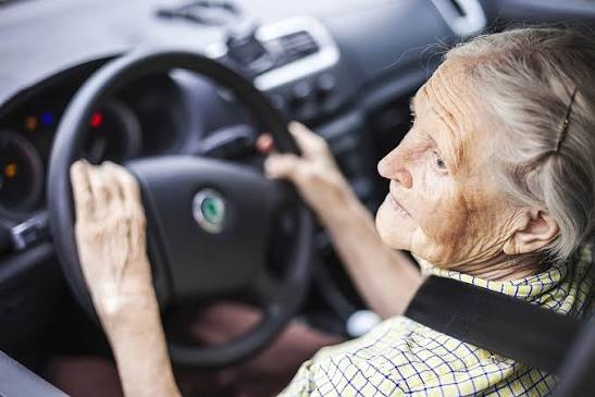 Senioren am Steuer – ein Risiko? Aspekte der Fahrtüchtigkeit älterer  Menschen