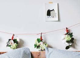 In 5 Einfachen Schritten Zur Blumengirlande Die Genaue Anleitung Findest Du In Unseren Ideen Blumen Girlande Selbstgemachte Dekoration Blumengirlande