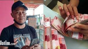 Tuban disebut sebagai kota wali karena tuban adalah salah satu kota di jawa yang menjadi pusat penyebaran ajaran agama islam namun beberapa selain sebagai kota wali, tuban dikenal sebagai kota seribu goa karena letak tuban yang berada pada deretan pegunungan kapur utara. Tsbyjso15ykb2m