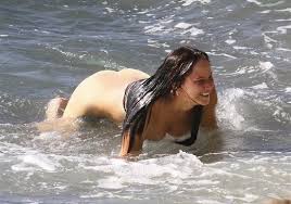 İyon denizi'ne bakan la plage resort, isola bella doğa koruma alanı içinde yer alan kendisine ait ücretsiz plajının üzerinde konumlanmıştır. Jennifer Lawrence Nue Sur La Plage Whassup