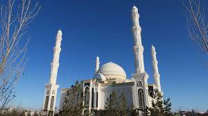Orta Asya Nin Ikinci Buyuk Camisi Kazakistan In Baskenti Astana Daki Hazreti Sultan Camisi Geleneksel Kazak Suslemelerinin Kullanildig Bina Camiler Mimari