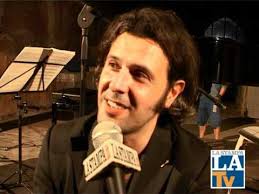 'grazie claudio!' il 20 gennaio 2019 cinquanta musicisti dalle migliori orchestre di tutto il mondo, hanno risposto alla chiamata di ezio bosso e dell'associazione mozart14 di alessandra abbado per unirsi a giovani talenti della european union youth orchestra e. Addio A Ezio Bosso L Intervista A Culture Nature Prima Della Malattia Youtube