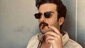 سياسي وقائد عسكري يمني كان رئيس الجمهورية العربية اليمنية من 13 يونيو 1974 حتى 11 أكتوبر 1977 عندما اغتيل هو وأخوه عبد الله في ظروف غامضة لم يبت فيها. Lebanon News Ø£Ø®Ø¨Ø§Ø± Ù„Ø¨Ù†Ø§Ù† Ù…Ù‡Ù†Ø¯ Ø§Ù„Ø­Ù…Ø¯ÙŠ ÙŠØ¹Ù„Ù† Ø¹Ù† Ø§Ø±ØªØ¨Ø§Ø·Ù‡ Ø¨ØµÙˆØ±Ø© Ø±ÙˆÙ…Ø§Ù†Ø³ÙŠØ© Ù…Ø¹ Ø­Ø¨ÙŠØ¨ØªÙ‡