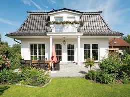 Die Vorderansicht Der Schmucken Eleganten Stadtvilla Von Bau Gmbh Roth Hauswand Haus Aussen Architektur