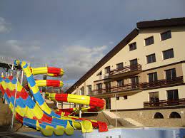 Complex agrement cacica complex agrement cacica a amenajat spatii speciale pentru copii de toate varstele atat in interior cat si la exterior. Complex Agrement Cacica Distractie Relaxare Sanatate