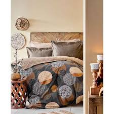 Özellikle yatak odasının dekorasyonunu, nevresim takımı ile uyum içerisinde kullanmak isteyenlerin düşünüldüğü koleksiyonlar sayesinde, evlerinizde karaca home çift kişilik nevresim takımları, aynı zamanda paket içerisinde gelen ekstra parçalar ile farklı bir kullanım yakalamak isteyenlere dekoratif. Karaca Home Zoya Kahve Saten Cift Kisilik Nevresim Takimi 200 15 01 0041 Fiyati Ve Ozellikleri