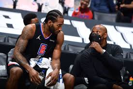 Kawhi leonard, center, and paul george, third from right, watch from the bench during the second half. Kawhi Leonard Injury Update Clippers Fear All Star Has Torn Acl Per Report Draftkings Nation