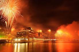 Madeira Funchal New Year S Fireworks Madeira Portugal New Year Fireworks Amazing Destinations New Years Eve Fireworks