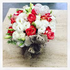 Per uno stile più classico, associa i fiori lussureggianti con fiori dalle tinte simili , si pensi al ranunculus o al giardino di rose. Composizione Di Fiori Con Rose E Lisianthus Un Idea Regalo Per La Mamma Www Fioreriasarmeola Com Regali Per La Mamma Composizione Di Fiori Fiori