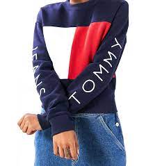 Logo Tees Sweatshirts And The Like Are Officially Back In Style And Some Of Your Favorite Brand Na Sweatshirts Tommy Hilfiger Outfit Long Sleeve Sweatshirts