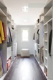 Begehbarer Kleiderschrank Nach Mass In 2020 Begehbarer Kleiderschrank Kleiderschrank Nach Mass Inneneinrichtung Schlafzimmer