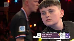 Does dim stopio Mitchell Lawrie ar hyn o bryd!, 15 year old Mitchell Lawrie  is 2-0 up in the final, 🎯 Pencampwriaeth Dartiau'r Byd, 💻  http://s4c.cymru/clic, #WDFDarts