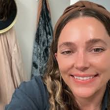 Vanessa Root's Instagram, Twitter & Facebook