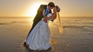 Dovendo scegliere il vestito per un matrimonio sulla spiaggia considerate innanzitutto se è all'interno o all'esterno: Sposarsi Sulla Spiaggia Come Fare Le Domande Piu Frequenti E Le Risposte