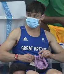 湯馬士·羅拔·「湯」·戴利（英語： thomas robert tom daley ，1994年5月21日 － ）出生於英格蘭普利茅斯，為英國跳水運動員，以十米高台最為擅長。他於6歲開始跳水生涯，並且加入了普利茅斯跳水俱樂部。 C Odbe1kh1mjom