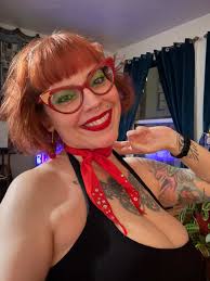 ✨✨ ARTIST SPOTLIGHT ✨✨ Meet Downtown LA artist Gina Kent (she/her) — a  creator of wearable art employing ten tiny canvases: fingernails. She  enjoys the freedom of expression that comes with the