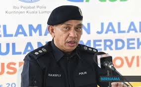 Kata ketua polis negara, tan sri mohamad fuzi harun, ini termasuk di lebuhraya utara selatan sejauh 863.7 kilometer dari jitra, kedah ke johor bharu. Bernama Kanak Kanak Perempuan Cedera Terjatuh Dari Jejambat Setinggi 15 Meter