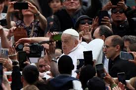 Pope greets cheering Easter crowds ...