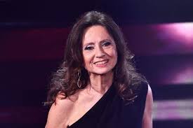 In attività dagli anni settanta, ha esordito curando diverse rubriche giornalistiche per le reti fininvest, divenendo poi uno dei volti simbolo del tg5, per il quale lavora fin dal lancio avvenuto nel 1992. Gigliola Cinquetti In Tv Con Il Figlio La Frecciatina Una Mamma Fantastica Quando C Era