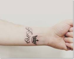 83 Small Crown Tattoos Ideas You Cannot Miss Tatuaje Corona En La Muneca Tatuaje De Corona Pequena Tatuaje De Corona