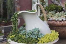 30 Ungewohnliche Ubertopfe Fur Ihren Garten Oder Ihr Zuhause Bei Denen Sie Sagen Wow Pflanzen Garten Blumentopf Ideen