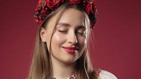 Bella Donna Ucraina in Costume Etnico Su Sfondo Da Studio Rosso. Archivi  Video