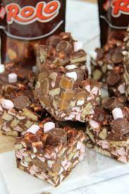 An Easy No Bake Chocolate Traybake With Marshmallows Digestives And Rolos Making The Best Rolo Rocky Road So Tray Bake Recipes Chocolate Traybake Tray Bakes