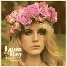 Stemmen tilhører Elisabeth Grant – stagename: Lana Del Rey. Hun er gennemført old america, både i udseende og musikstil. Efter min smag synes jeg helt ... - lana-del-rey-500x495